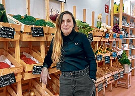 Nerea Sartutun en el mercado de proximidad que regenta en el centro de Algorta.