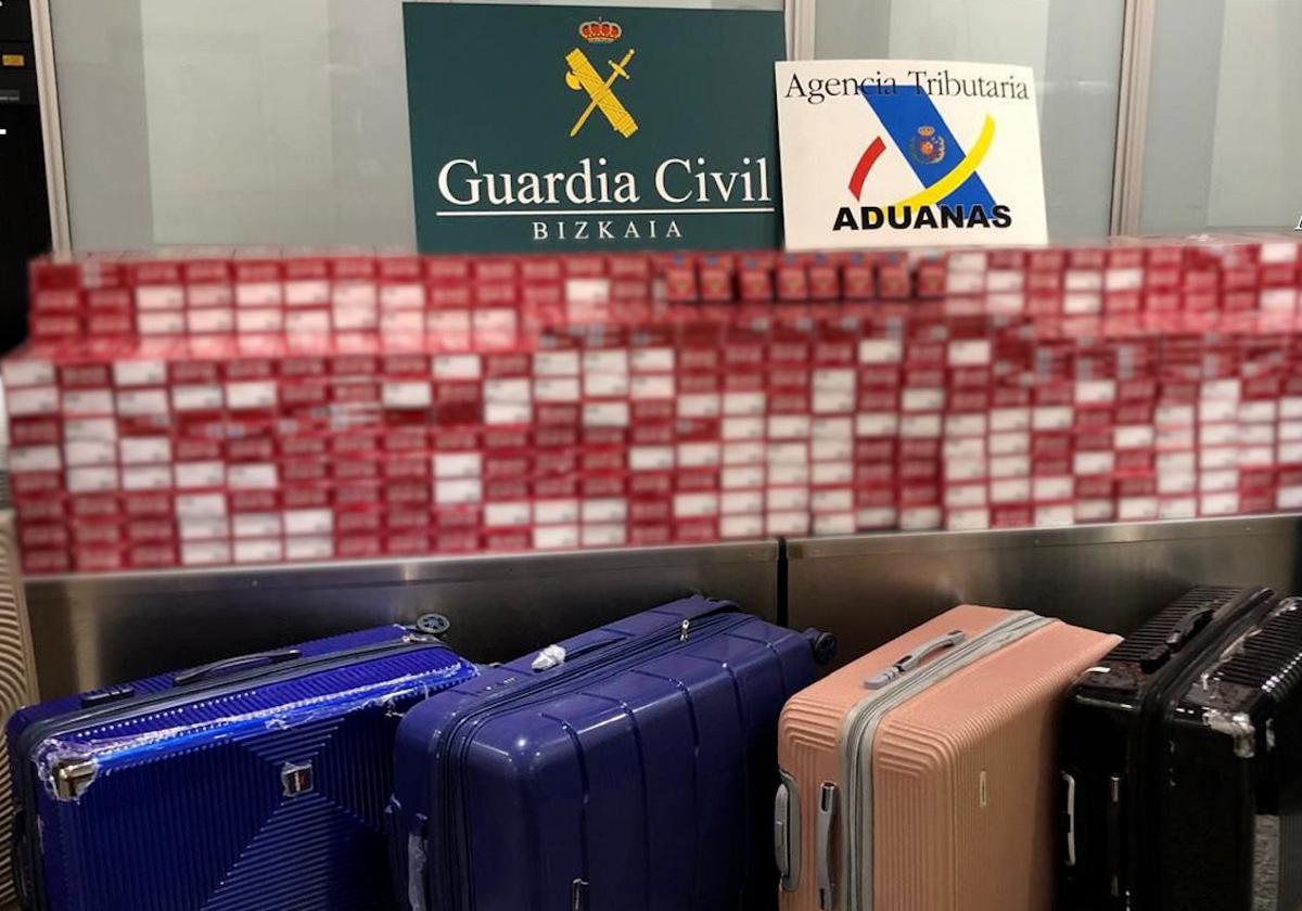 Incautan 6.000 cajetillas de tabaco de contrabando en ocho maletas en el aeropuerto de Bilbao