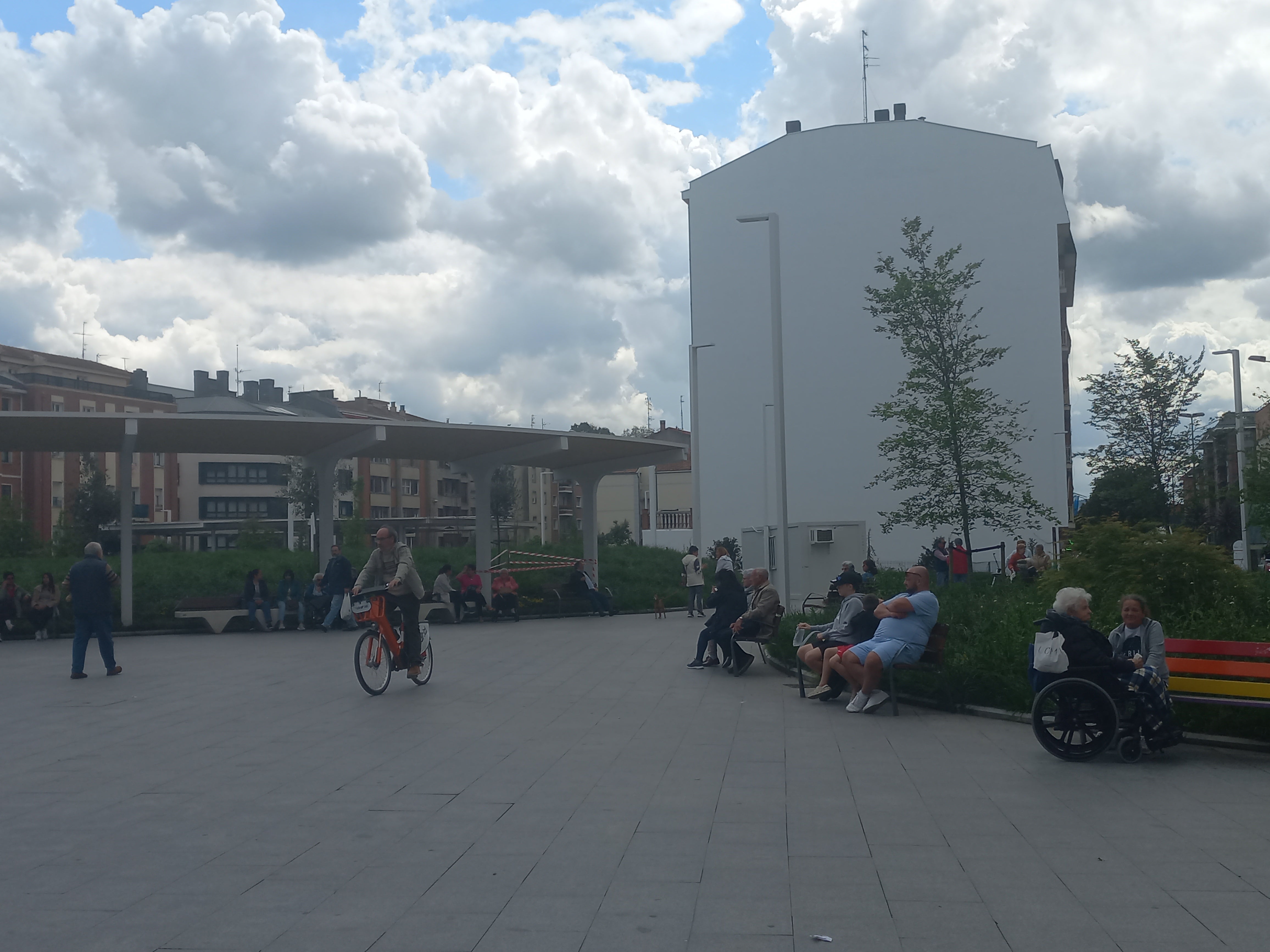 El Ayuntamiento reparó la fachada del mural en marzo y la pintó de blanco a la espera del nuevo diseño.