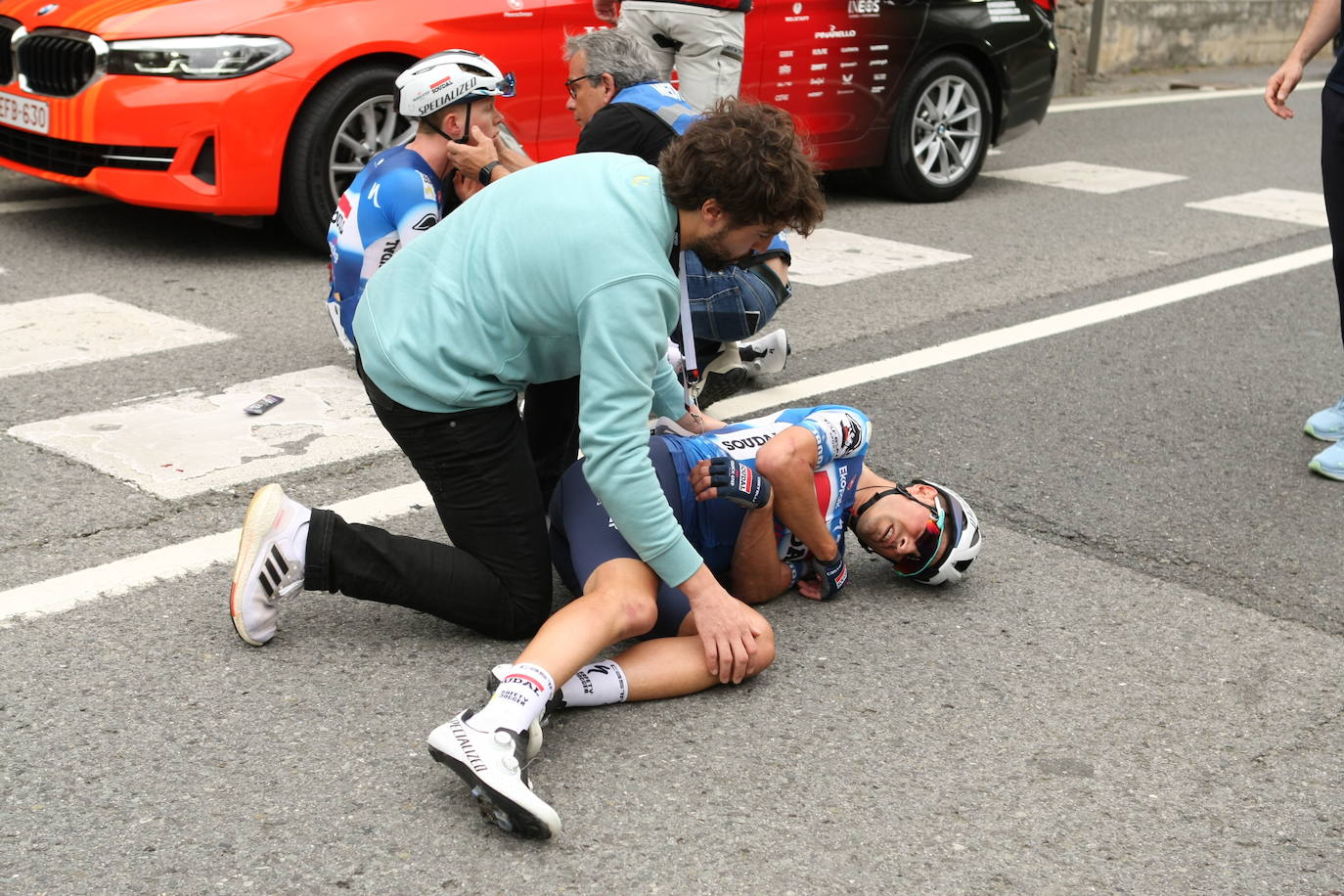 Mikel Landa se retuerce de dolor en Mañaria en la pasada Itzulia, donde se cayó.