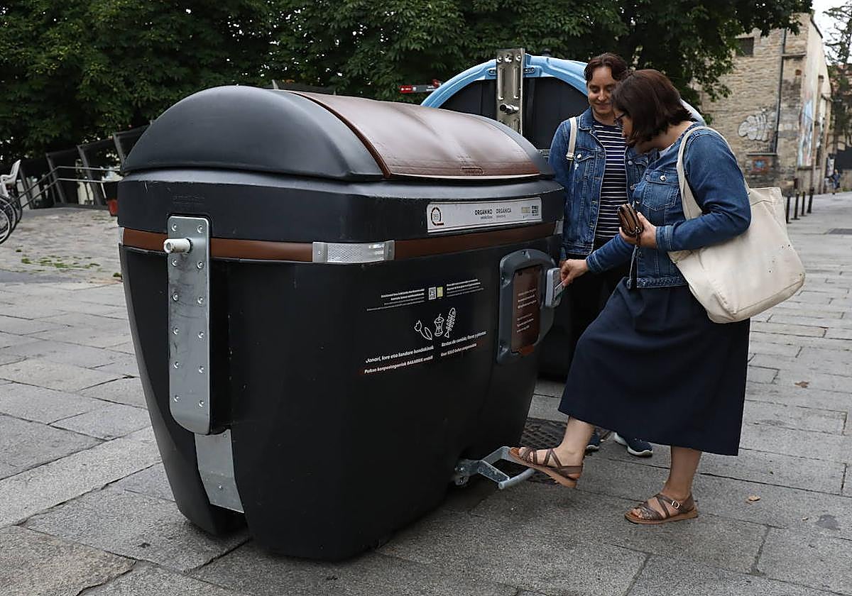 Los contenedores orgánicos se abren con la tarjeta municipal ciudadana y servirán para aplicar las bonificaciones fiscales a partir del próximo año.
