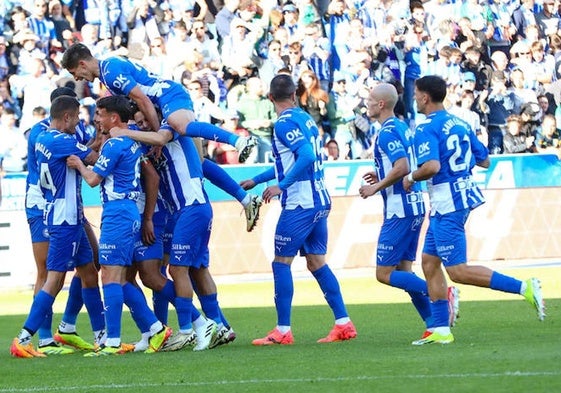 Los jugadores del Alavés celebran un gol en una piña.