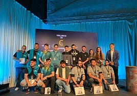 Los alumnos posan entre los premiados en el podio final.