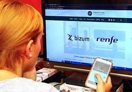 Una mujer se dispone a pagar un billete de Renfe a través de Bizum.