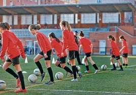 Niñas del Bilbao Artizarrak entrenan en sus instalaciones.