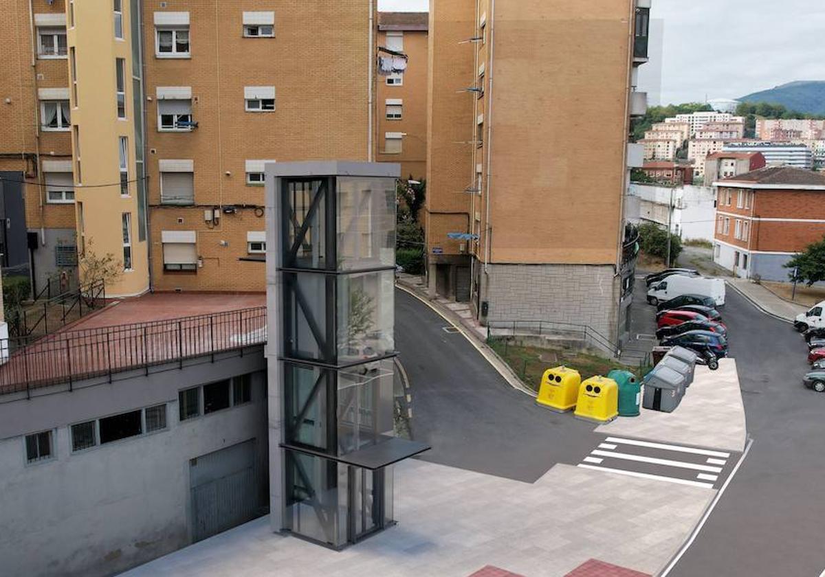 El ascensor en Ategorribarri, junto a la rampa que era utilizada como acceso a la parte alta del barrio.