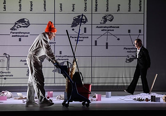 Eguzki Zubia y Txubio Fernández de Jáuregui son los dos únicos actores en escena.