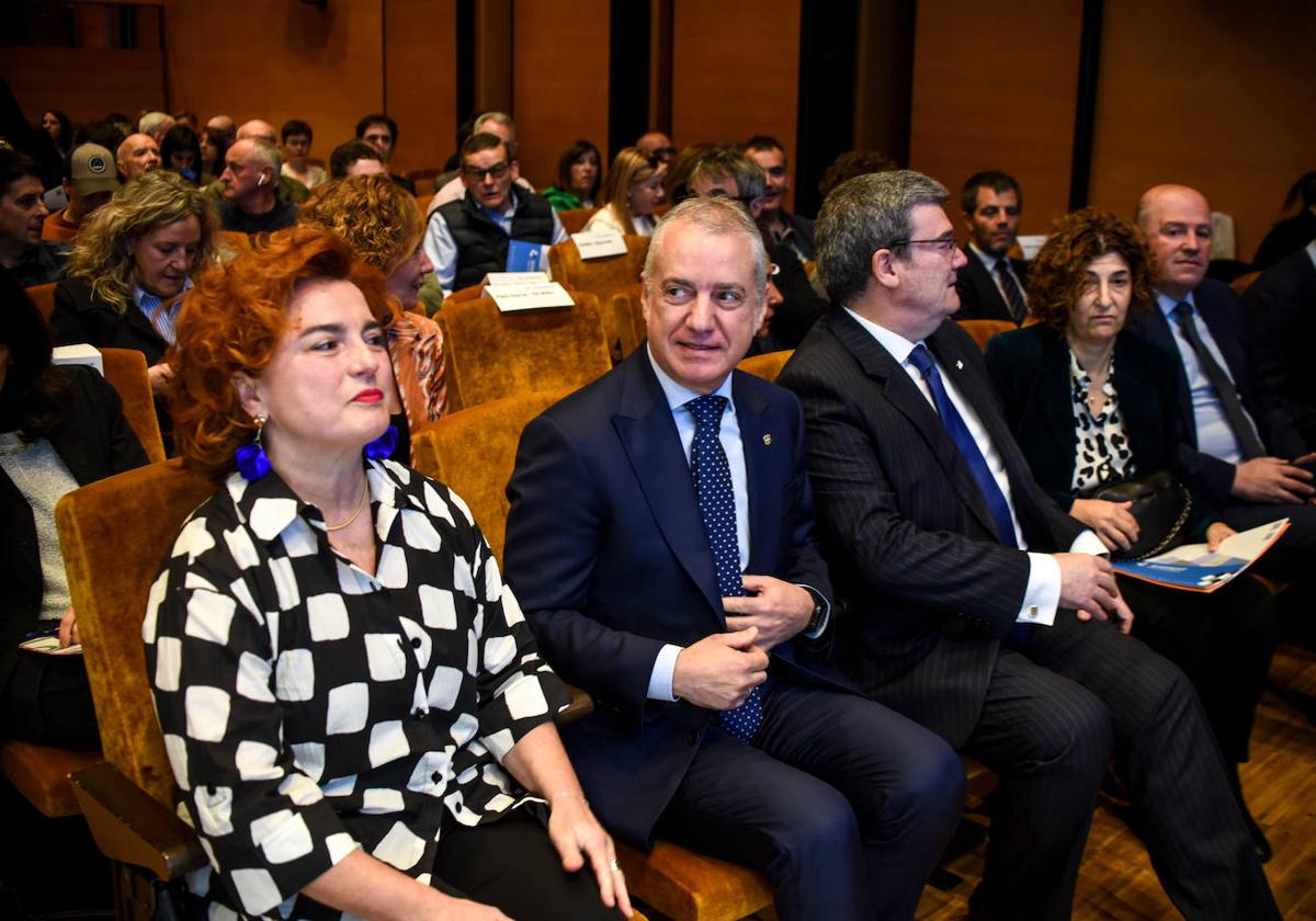 El lehendakari Iñigo Urkullu en la asamblea, junto a la presidenta de Konfekoop, Rosa Lavín, y el alcalde de Bilbao, Juan Mari Aburto.