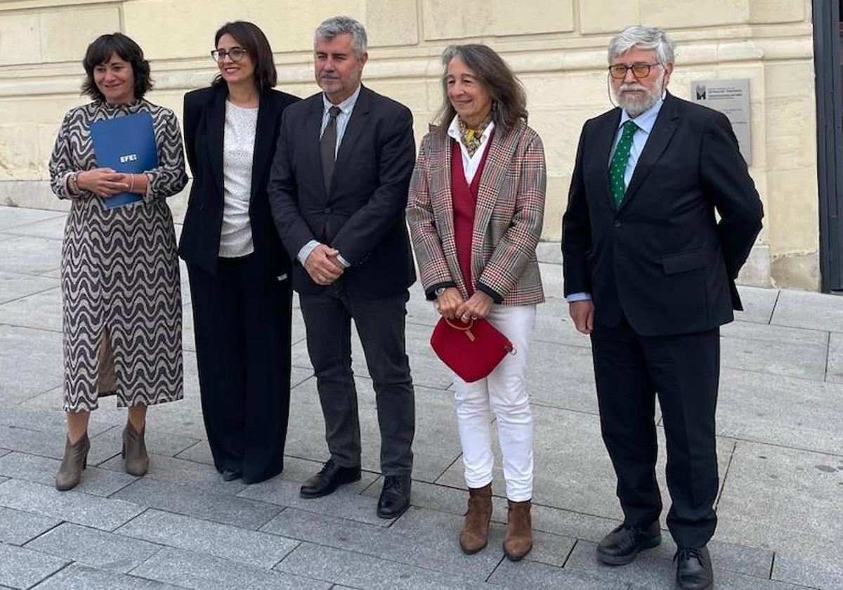 A la inauguración han acudido el presidente de la agencia EFE, Miguel Ángel Oliver, y las periodistas Laura Camacho y Sagrario Ortega, así como el director del Centro Memorial, Florencio Domínguez.