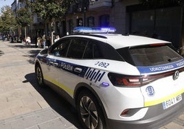 Una patrulla de la Policía Local circula por el centro de Vitoria.