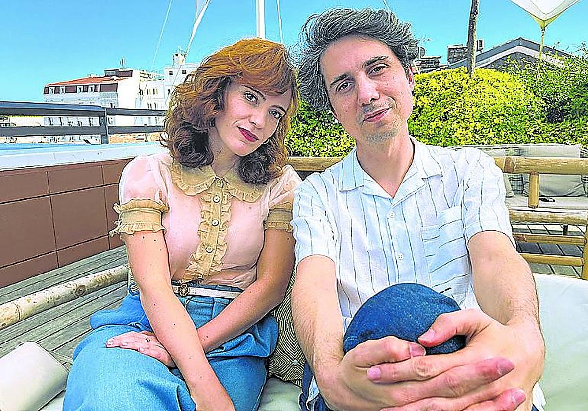 La actriz y directora Itsaso Arana y Jonás Trueba en Cannes.