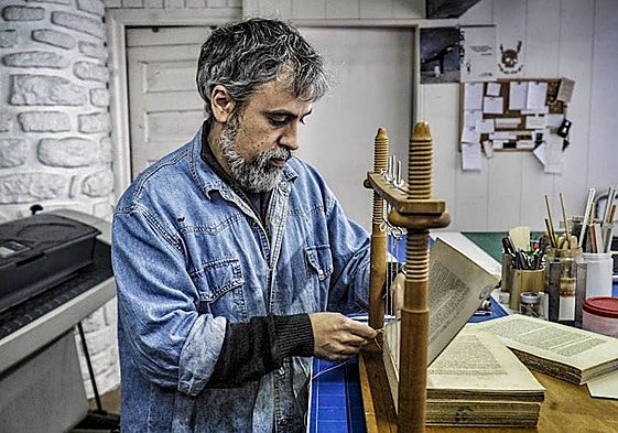 Zigor Anguiano en su taller en una fotografía de archivo.