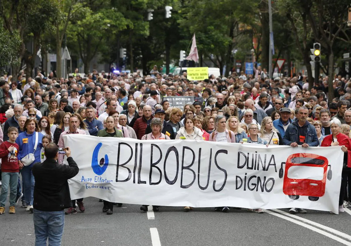 Vecinos salen a la calle para reclamar una inmediata salida a la huelga de Bilbobus