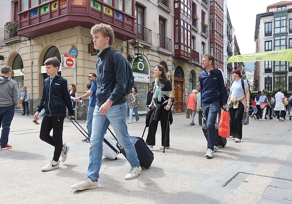 Turistas por el centro de Bilbao.