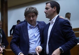 Eneko Andueza e Imanol Pradales, durante el pleno constitutivo del Parlamento vasco.