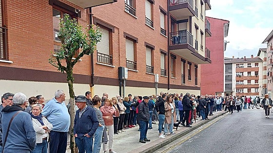 Vecinos de Berriz protestan al reducirse de tres a uno los médicos de familia el ambulatorio