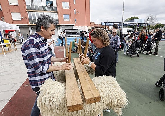 Taller de txalaparta en una edición anterior del 'Herrien eguna' de Etxebarri.