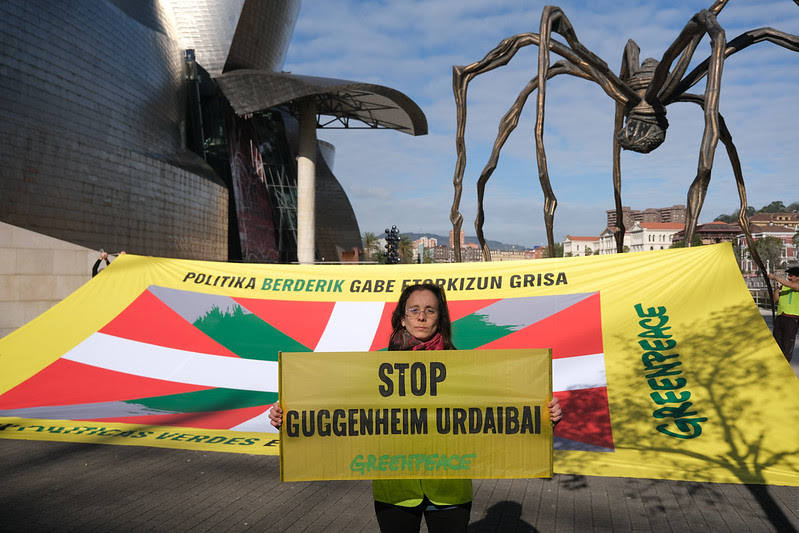 Protesta frente al Guggenheim de la organización ecologista.