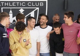 Gurpegui posa junto a sus jugadores del Bilbao Athletic.