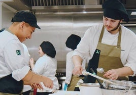 Los estudiantes de Hostelería, cocinando el menú inspirado en Leioa