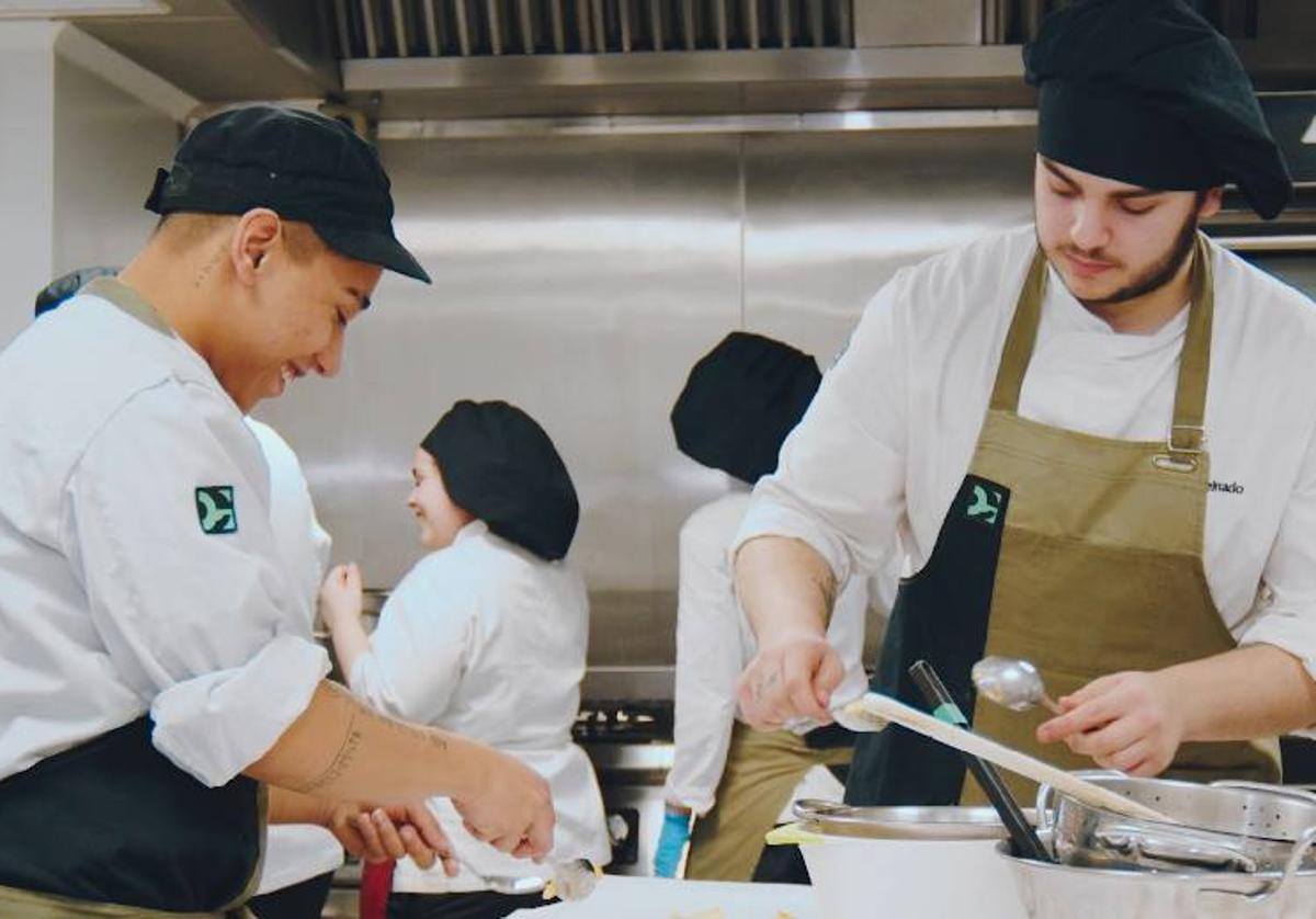 Los estudiantes de Hostelería, cocinando el menú inspirado en Leioa