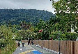 Vecinos disfrutan de un paseo por las calles de Bakio.