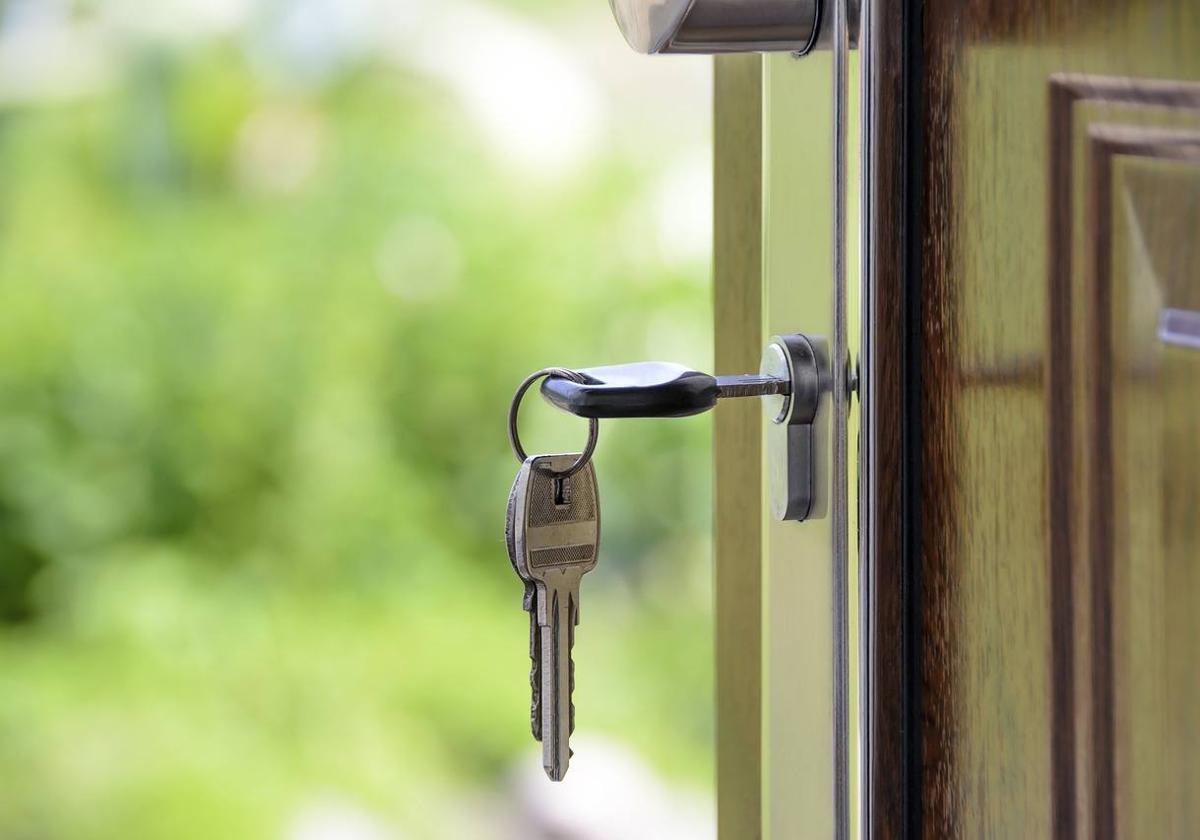 Estos son los peligros de dejar la llave puesta en la puerta de casa por la noche, según un experto