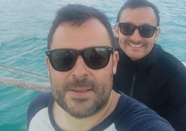 El donostiarra Iñigo Aguayo y su marido Justus, en Nueva Caledonia.