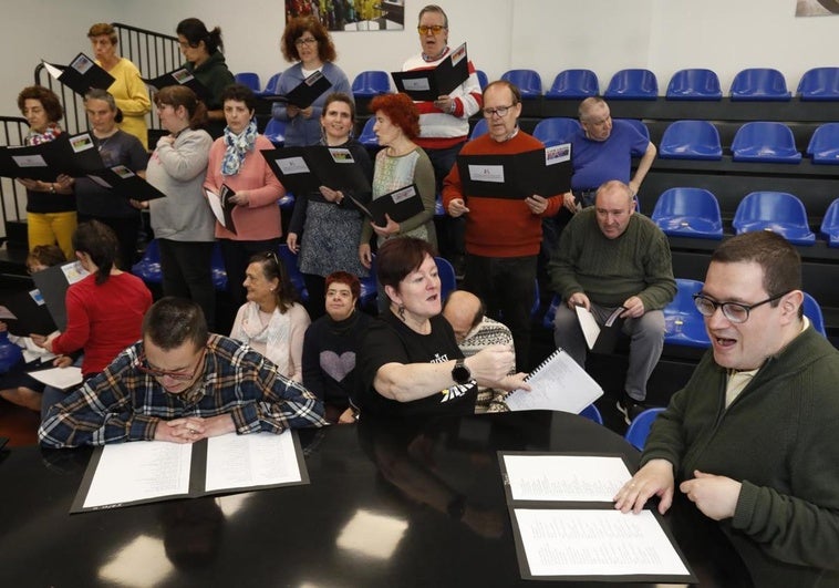 Un momento del ensayo, con Iñigo, Emma e Iñaki al frente.