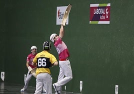 Erkiaga encesta una pelota de revés en posición forzada.