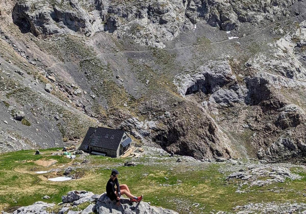 Vista del refugio desde la cima de Torre Jermoso.