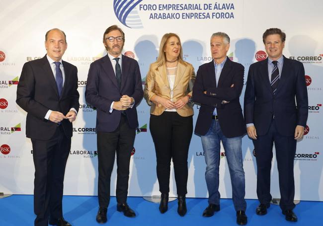 Gustavo Antépara, a la derecha de la imagen, en el Foro Empresarial de Álava.