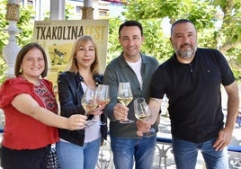 La vicepresidenta del Consejo Regulador, Maider Zalduendo; la edil de Comercio, Estíbaliz Freije; el alcalde, Mikel Torres, e Iñaki Suárez, técnico regulador.