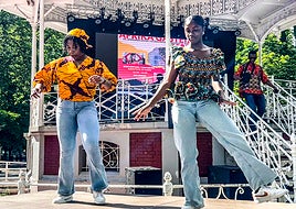 Lourdine y Salina participaron en el concurso de baile que se organizó ayer en La Florida