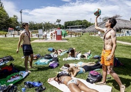 Un grupo de jóvenes, en la piscinas de Mendizorroza, este sábado.