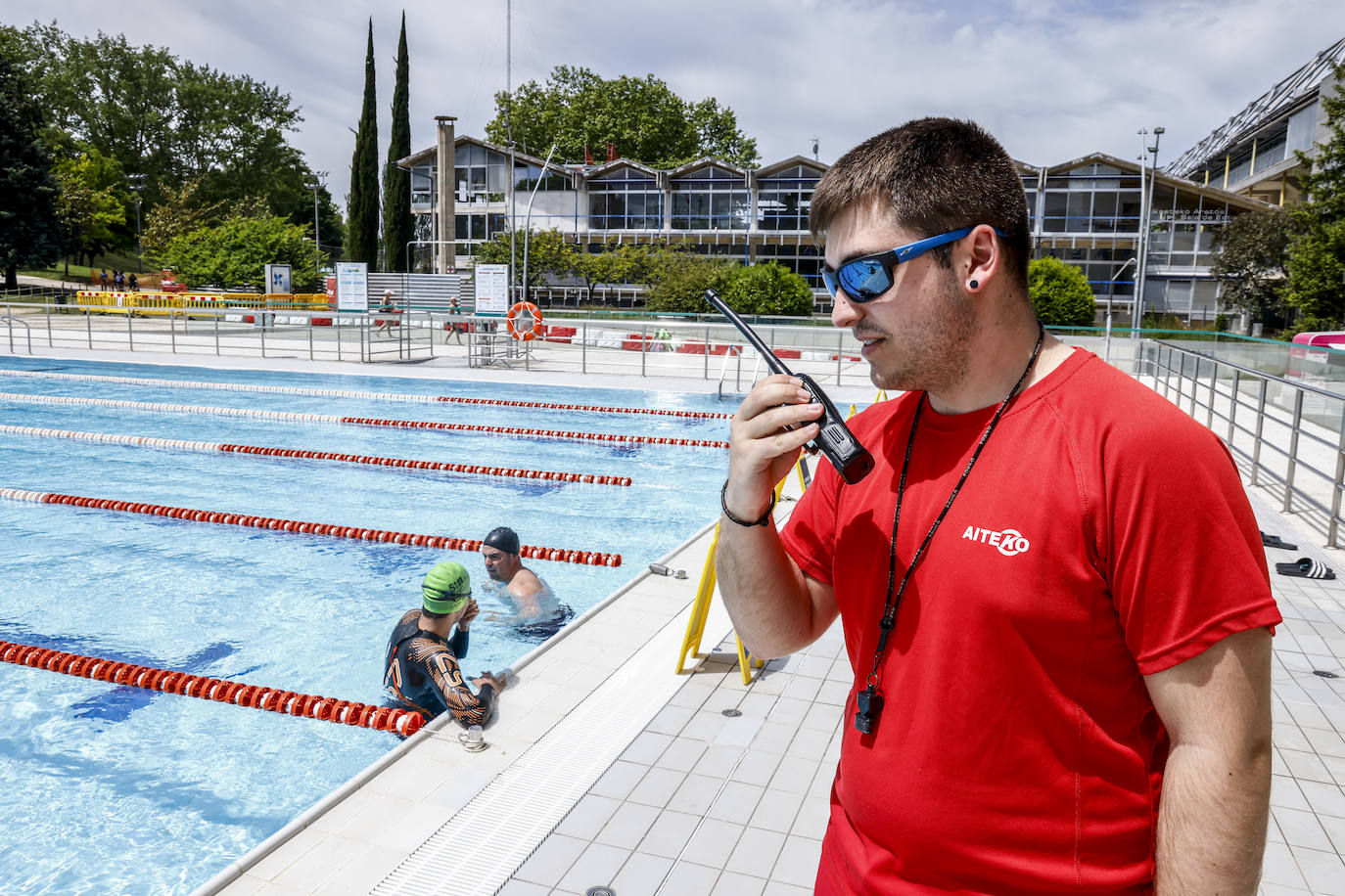 Los vitorianos se echan a las piscinas en el primer día de buen tiempo