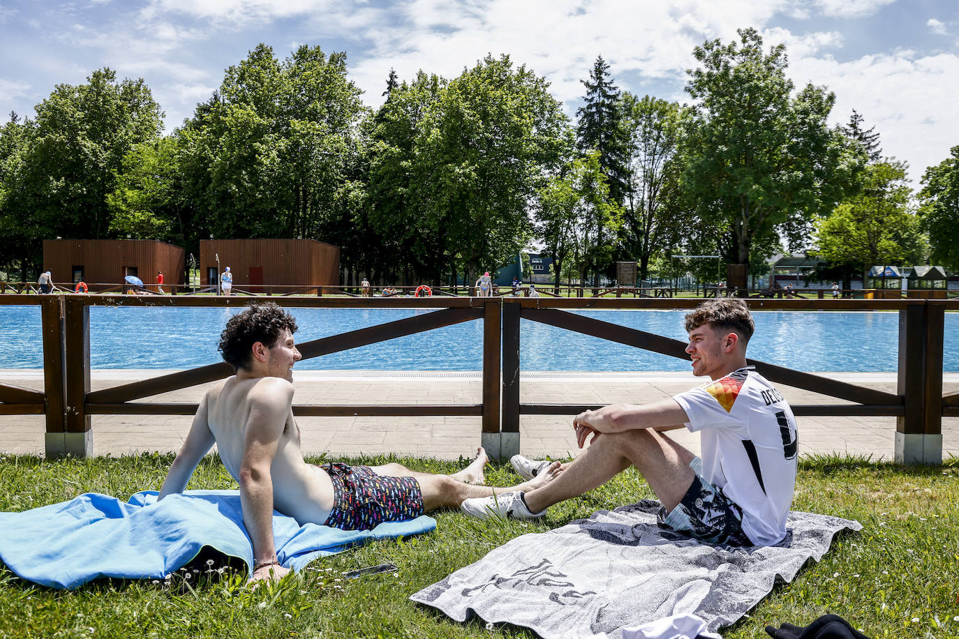 Los vitorianos se echan a las piscinas en el primer día de buen tiempo