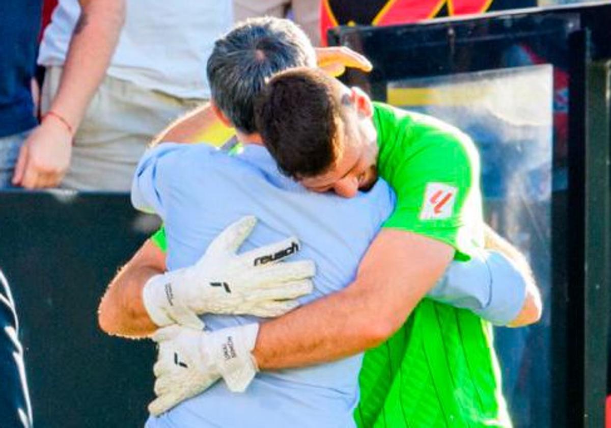 El emotivo abrazo de Valverde a Unai Simón tras conseguir el 'Zamora'