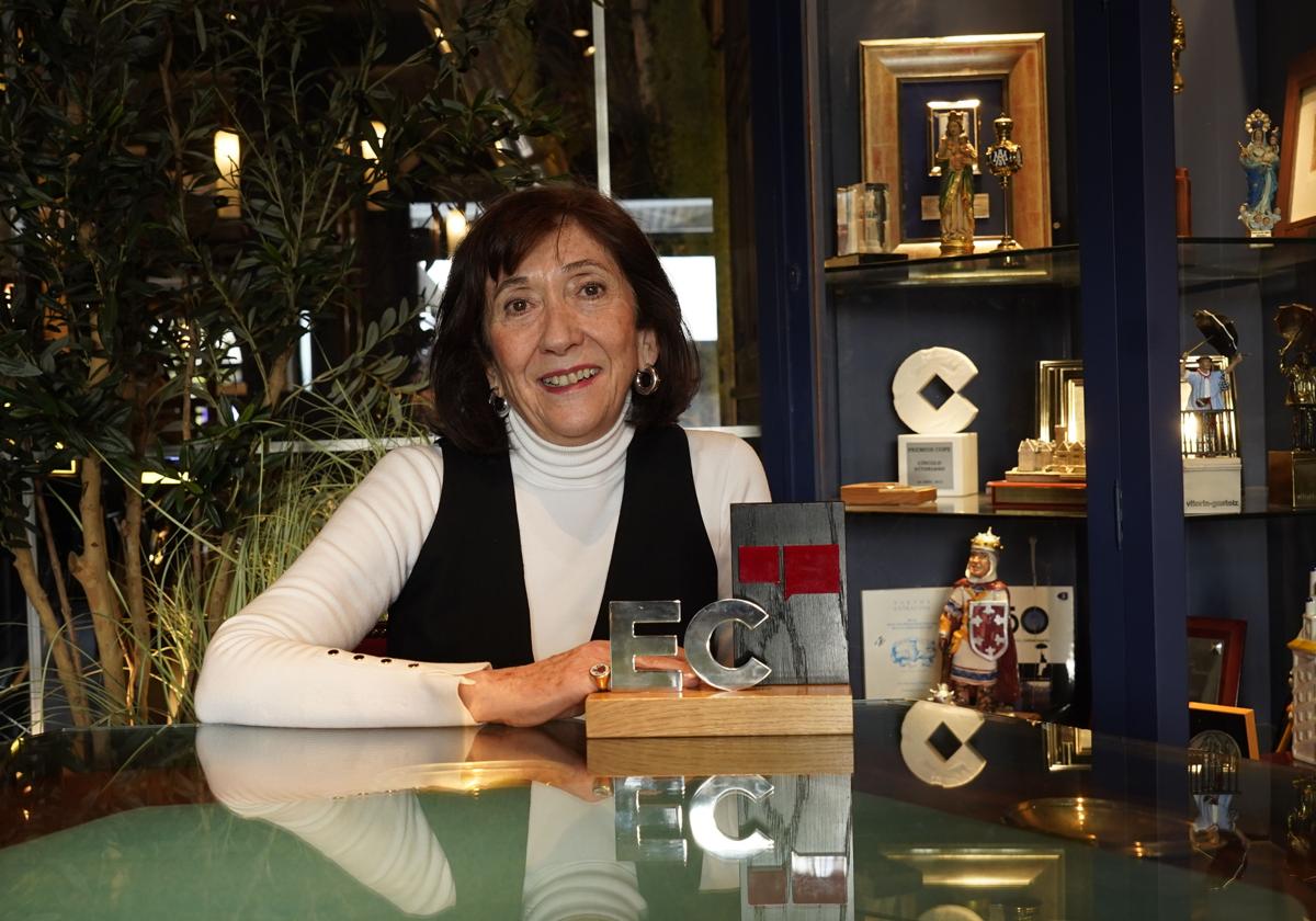 Blanca Arana sostiene el trofeo a Alavesa del Mes en el espacio de la cafetería del Círculo Vitoriano reservado a socios.