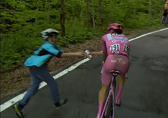 El gran gesto de Pogacar con un niño en el Giro