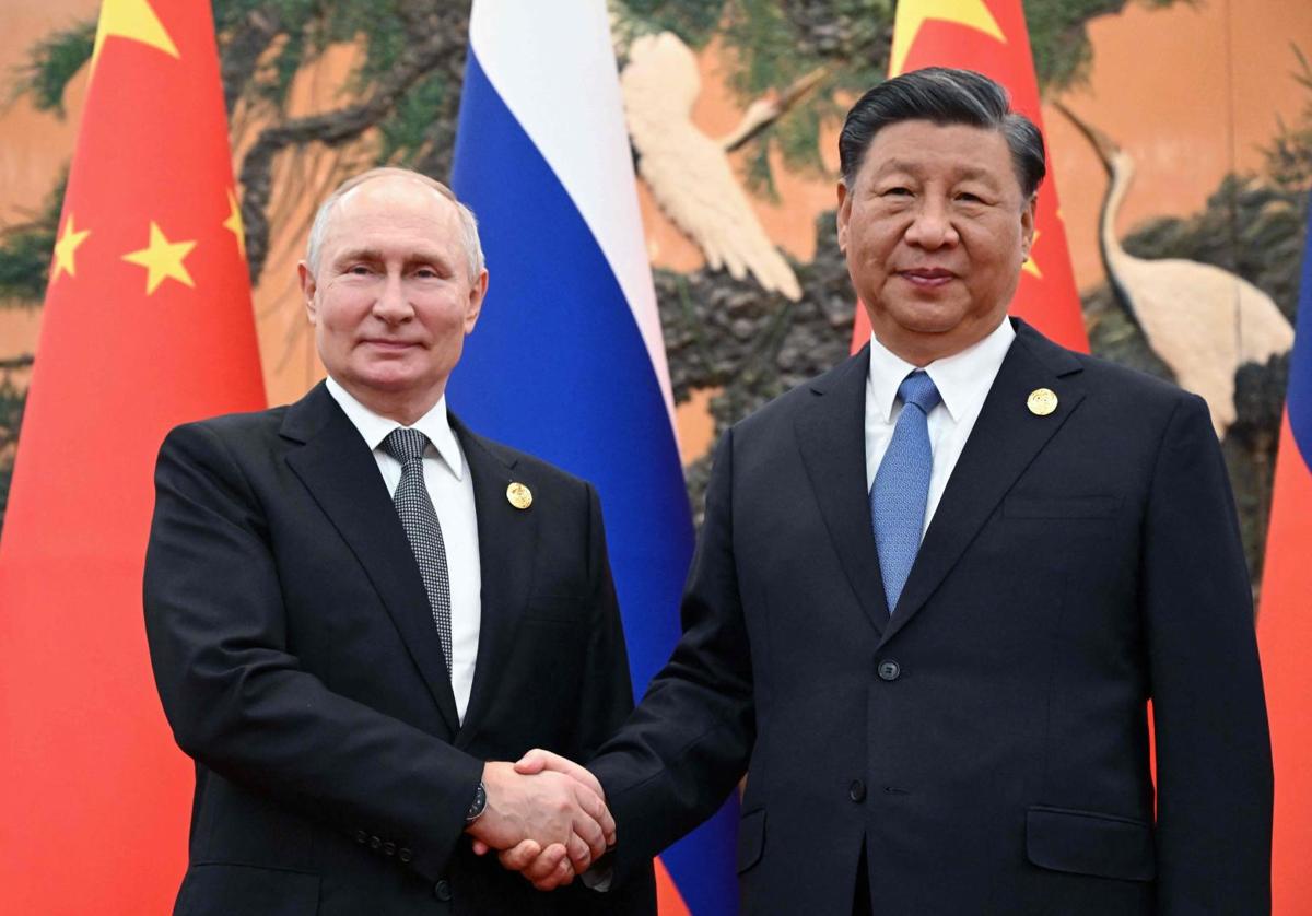 Putin eta Xi Jinping, elkarri eskua emanez.