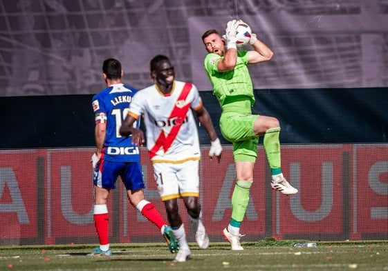 Simón se hace un balón por alto en el partido ante el Rayo.