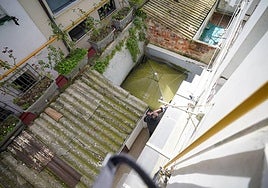 Muchos edificios y vecindarios han invadido durante décadas los caños del Casco Viejo.