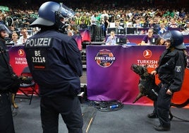 La antidisturbios germanos se desplegaron en el pabellón con perros incluidos para tratar de apaciguar el caos de las semifinales