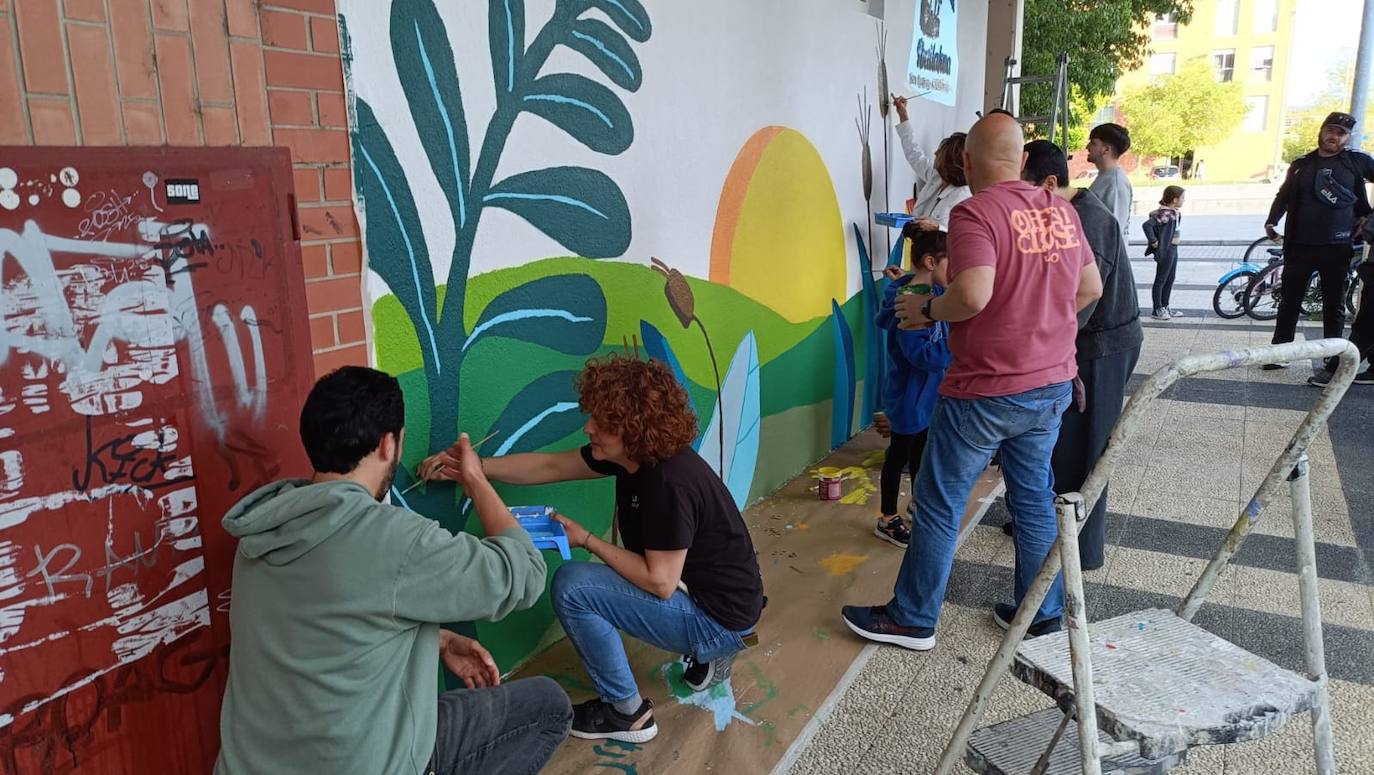 En imágenes: 150 vecinos de Ibaiondo pintan un mural de 24 metros