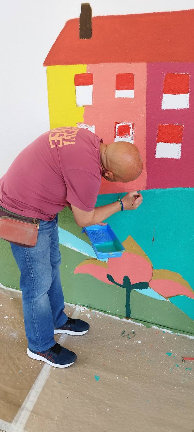 En imágenes: 150 vecinos de Ibaiondo pintan un mural de 24 metros