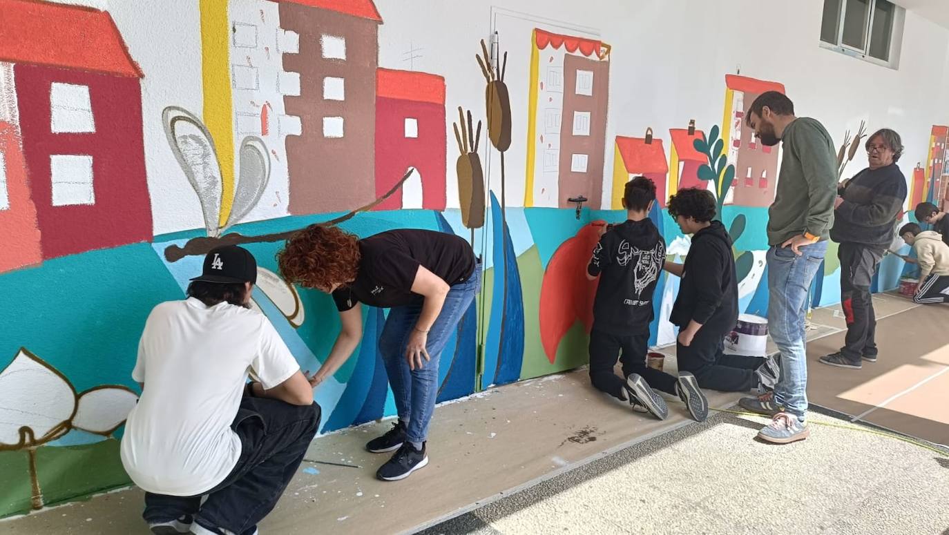 En imágenes: 150 vecinos de Ibaiondo pintan un mural de 24 metros