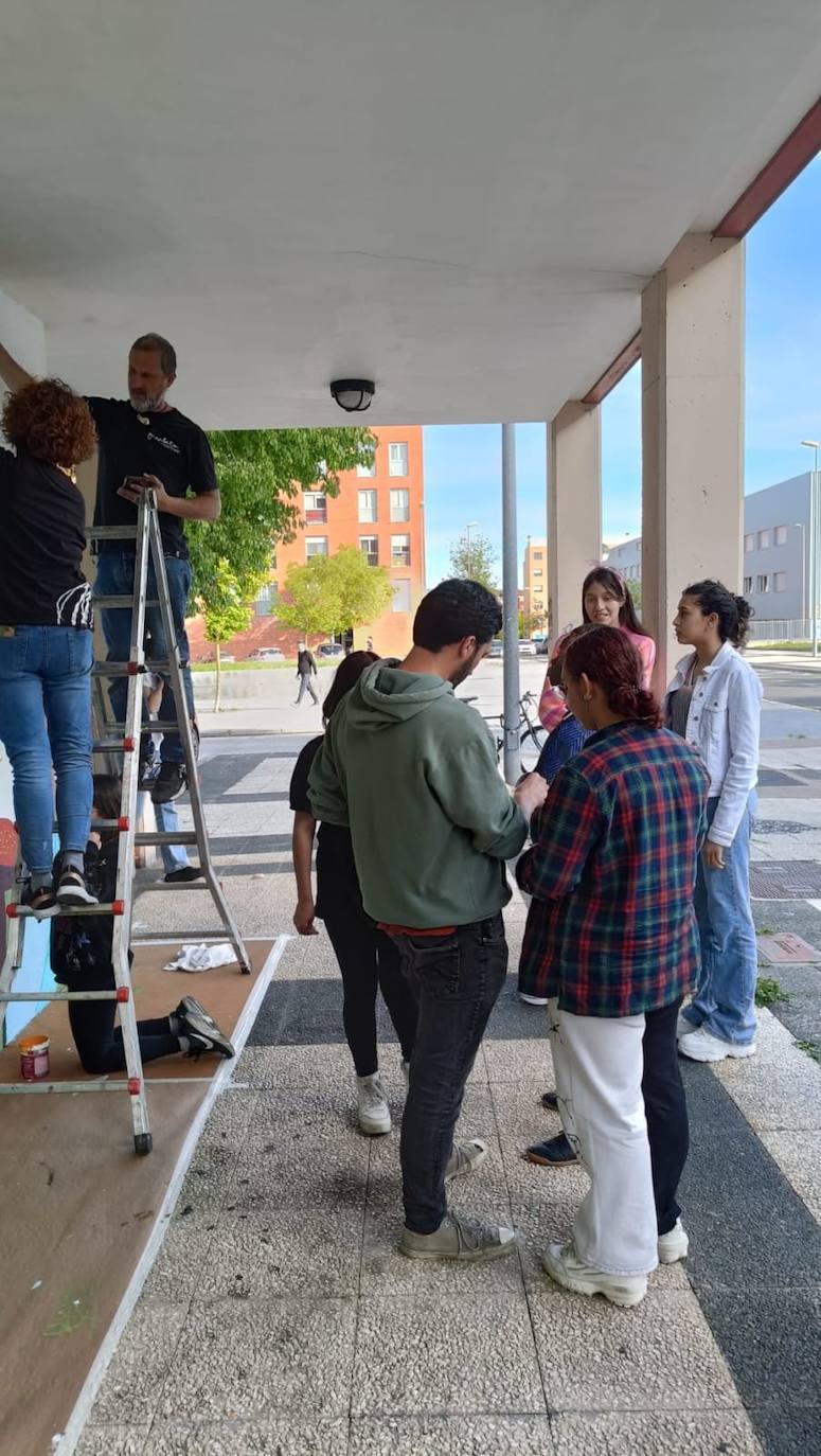 En imágenes: 150 vecinos de Ibaiondo pintan un mural de 24 metros