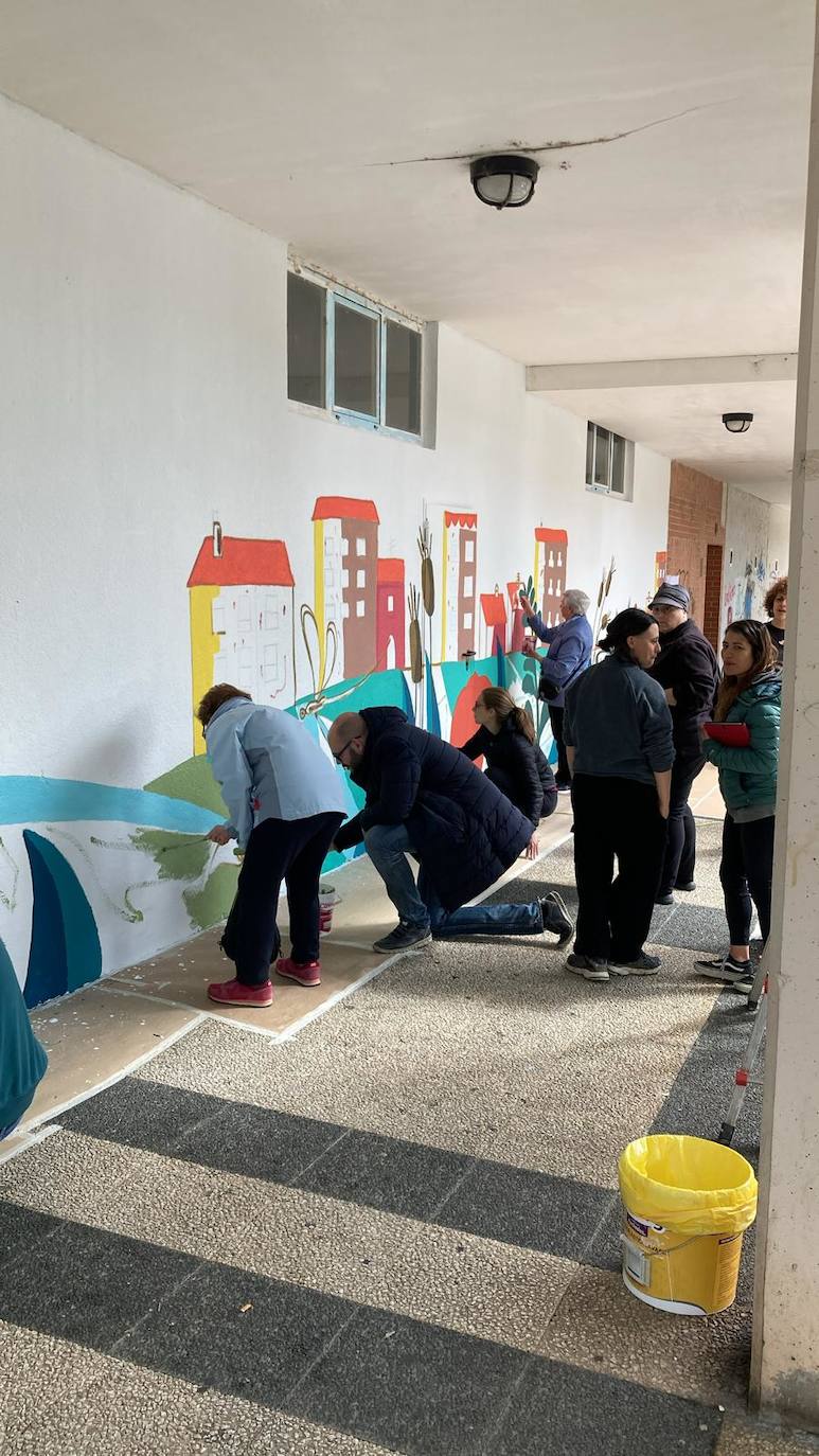 En imágenes: 150 vecinos de Ibaiondo pintan un mural de 24 metros