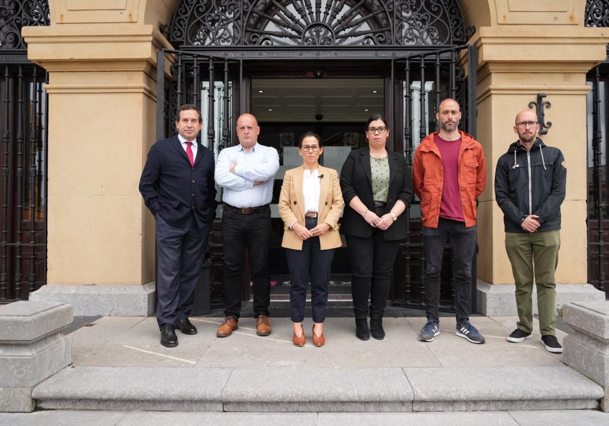 La alcaldesa Amaia Aguirre acompañada de los portavoces del resto de partidos políticos con representación en el Ayuntamiento de Getxo.